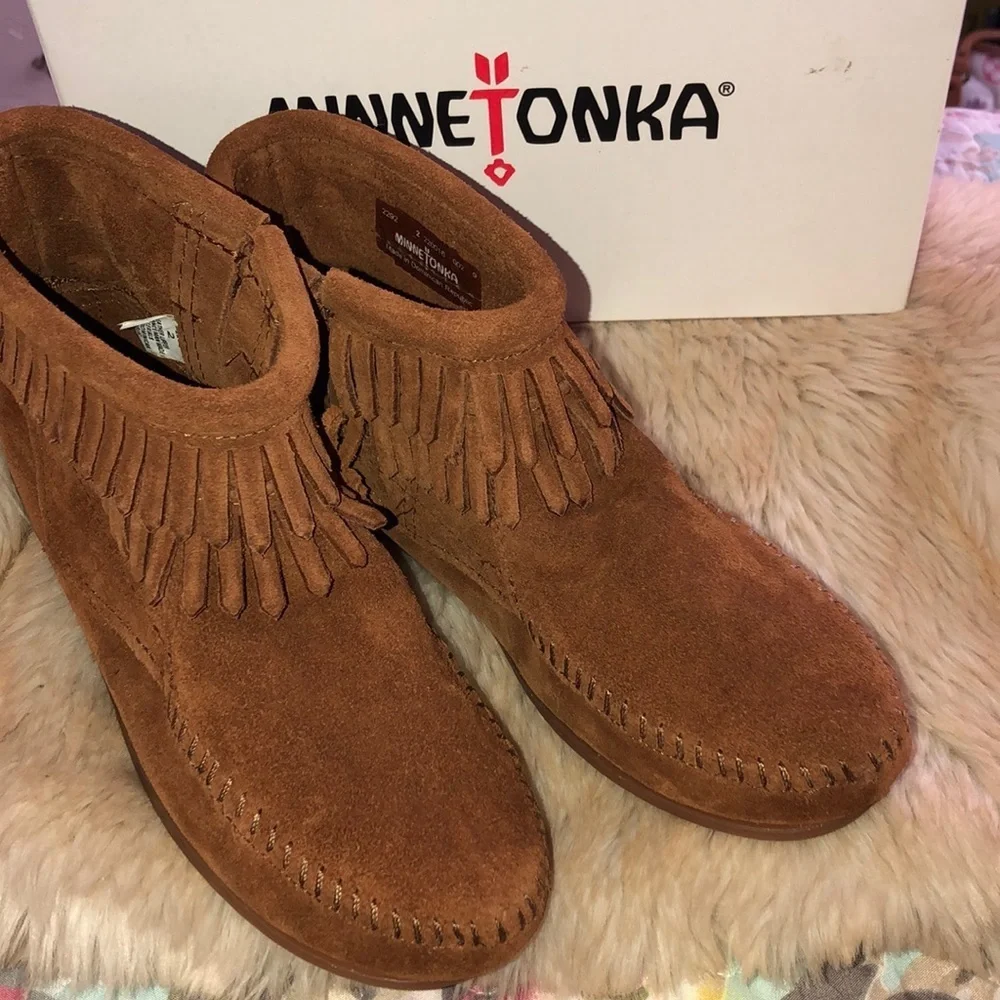 🍂Minnetonka double Fringe side Zip brown Size 2